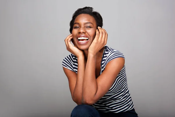 両手の顔で笑っている美しい黒人女性の肖像画 — ストック写真