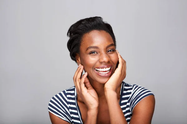 Close Retrato Bela Mulher Negra Rindo Com Mãos Pelo Rosto — Fotografia de Stock