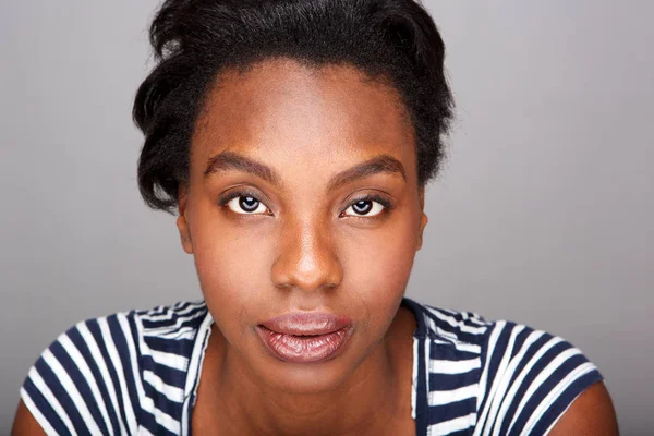 Primer Plano Retrato Hermosa Mujer Negra Mirando Serio Mirando Fijamente —  Fotos de Stock
