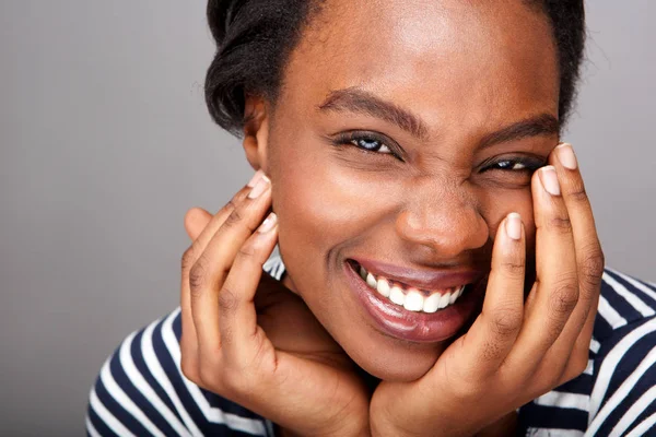 Portret Van Mooie Vrouw Lachen Met Handen Door Gezicht Close — Stockfoto