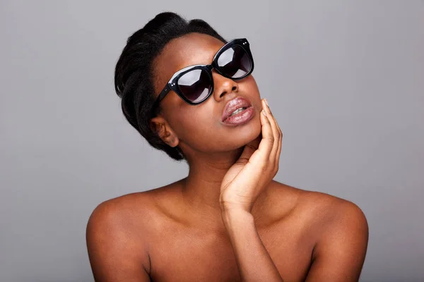 Retrato Cerca Una Hermosa Mujer Negra Con Gafas Sol Hombros —  Fotos de Stock