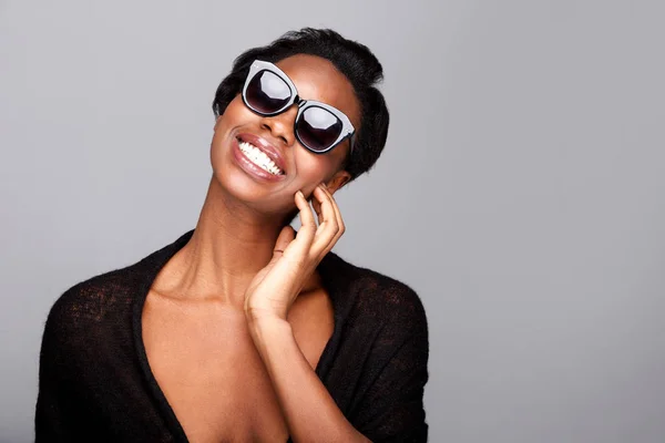 Close Retrato Mulher Negra Elegante Sorrindo Com Óculos Sol — Fotografia de Stock