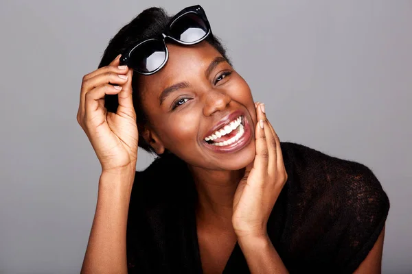 Close Retrato Bela Mulher Afro Americana Rindo Com Óculos Sol — Fotografia de Stock