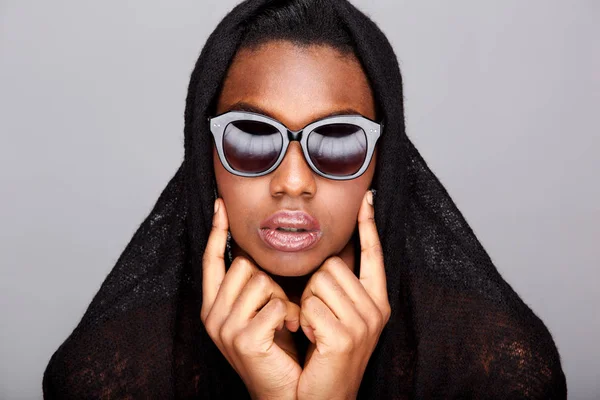 Закрыть Портрет Красивой Черной Женщины Платке Солнцезащитных Очках — стоковое фото