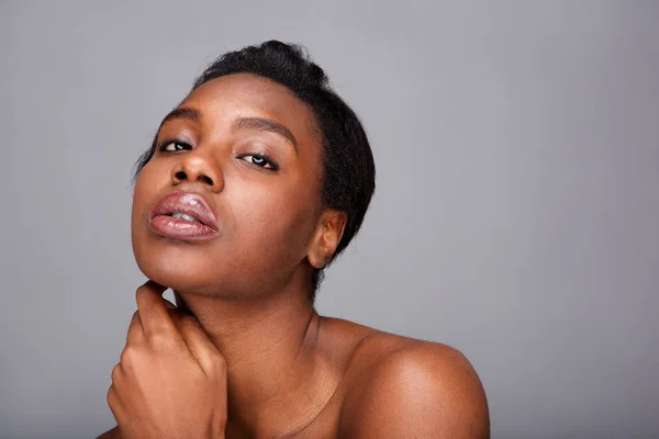 Close Retrato Bela Mulher Negra Com Mão Rosto Ombros Nus — Fotografia de Stock