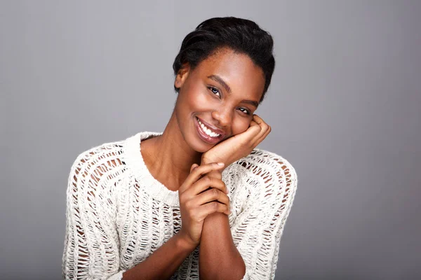 Retrato Cerca Hermosa Mujer Afroamericana Sonriendo Apoyándose Cara Mano —  Fotos de Stock