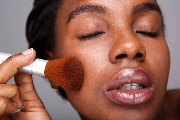 Närbild Porträtt Attraktiv Kvinna Tillämpa Makeup Med Borste För Vacker — Stockfoto