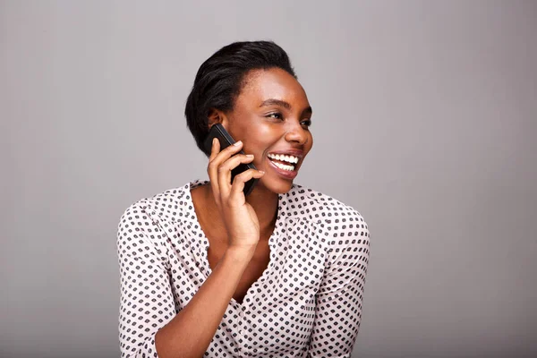 Cerca Retrato Lateral Mujer Feliz Hablando Por Teléfono Móvil Riendo — Foto de Stock
