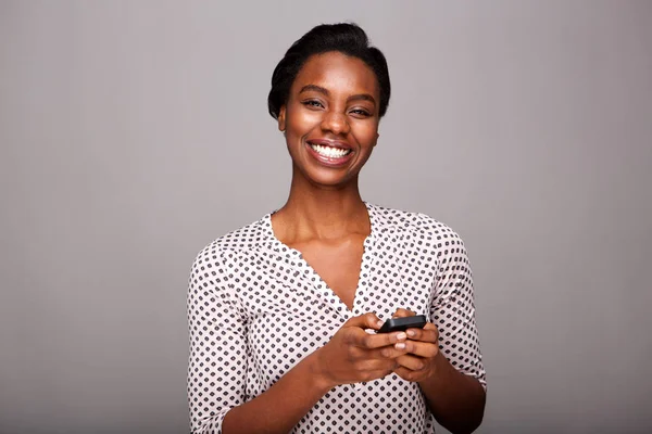 Retrato Mulher Bonita Segurando Telefone Celular Sorrindo — Fotografia de Stock