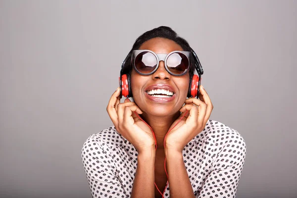 Close Retrato Mulher Rindo Com Óculos Sol Ouvindo Música Fones — Fotografia de Stock