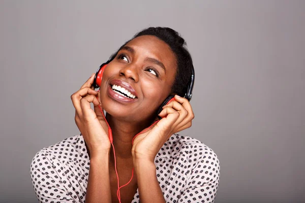 Close Retrato Mulher Negra Feliz Ouvindo Música Fones Ouvido — Fotografia de Stock