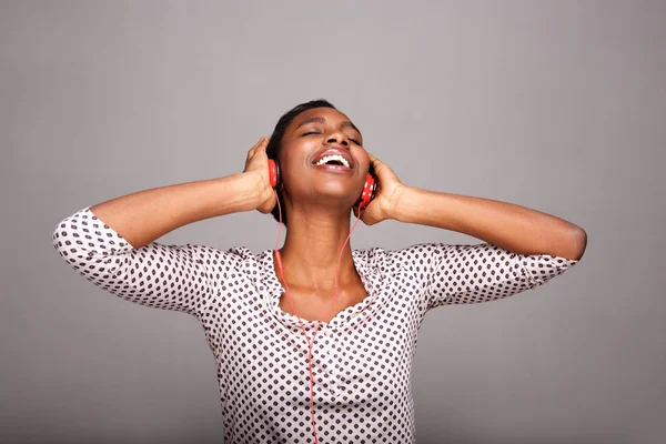 Retrato Mujer Feliz Moda Escuchando Música Con Los Ojos Cerrados — Foto de Stock