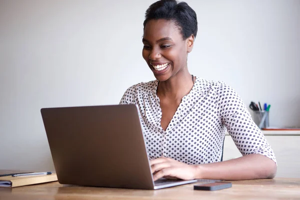 Portret Van Gelukkige Vrouw Die Laptop Vanuit Kantoor Aan Huis — Stockfoto