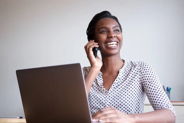 Retrato Mulher Feliz Com Laptop Falando Telefone Celular — Fotografia de Stock