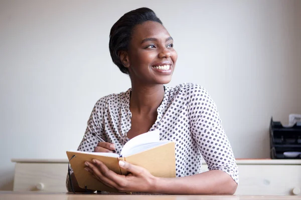 Πορτρέτο Της Χαμογελαστός Νεαρός Μαύρη Γυναίκα Που Γράφει Στην Εφημερίδα — Φωτογραφία Αρχείου