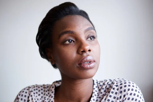 Close Retrato Bela Mulher Negra Pensando Por Parede Branca — Fotografia de Stock