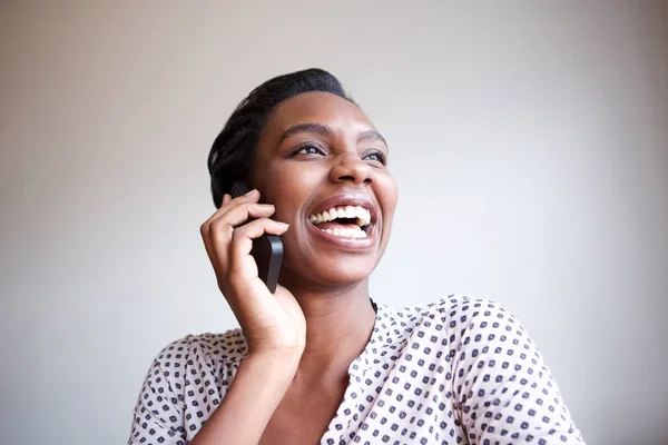 Close Retrato Mulher Negra Feliz Rindo Conversa Telefônica — Fotografia de Stock