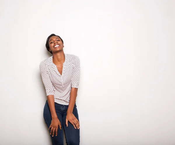 Портрет Счастливой Молодой Черной Женщины Прислонившейся Белой Стене Смеющейся — стоковое фото