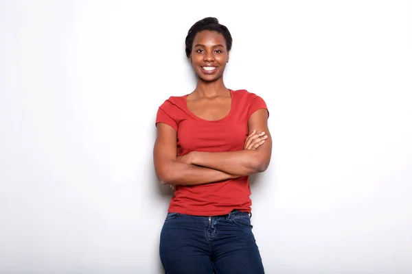 Retrato Mulher Afro Americana Sorridente Com Braços Cruzados Sobre Fundo — Fotografia de Stock