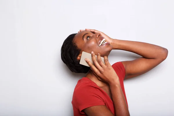 Закройте Боковой Портрет Женщины Разговаривающей Мобильному Телефону Смеющейся Рукой Голове — стоковое фото