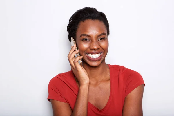 Närbild Porträtt Glad Ung Svart Kvinna Prata Telefon Vit Bakgrund — Stockfoto