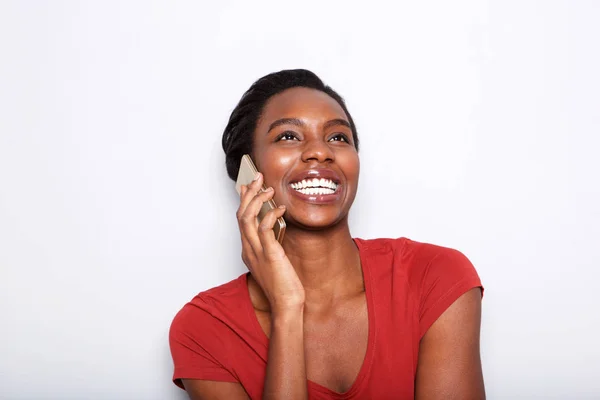 Close Retrato Rindo Mulher Negra Falando Telefone Isolado Fundo Branco — Fotografia de Stock
