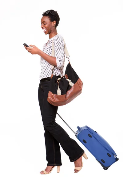 Retrato Lateral Mujer Feliz Caminando Con Equipaje Teléfono Inteligente — Foto de Stock