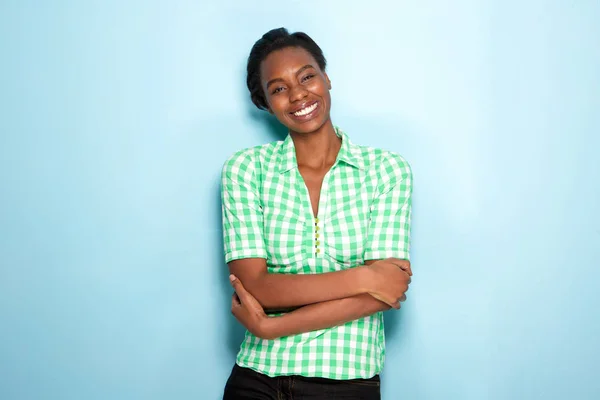 Retrato Una Hermosa Mujer Pie Sonriendo Con Los Brazos Cruzados —  Fotos de Stock