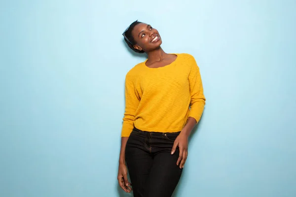 Retrato Hermosa Mujer Afroamericana Pie Junto Pared Azul — Foto de Stock