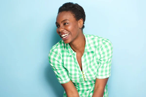 Πλευρά Πορτρέτο Του Όμορφη Αφρικανική Αμερικανική Γυναίκα Γελάει Μπλε Τοίχο — Φωτογραφία Αρχείου
