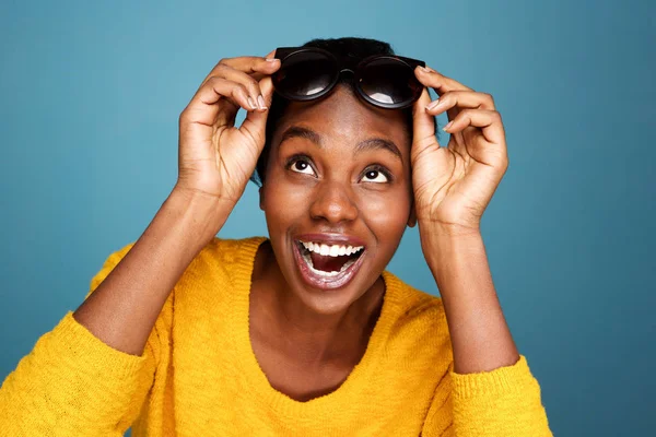 Close Retrato Bela Mulher Negra Óculos Sol Sorrindo Pela Parede — Fotografia de Stock