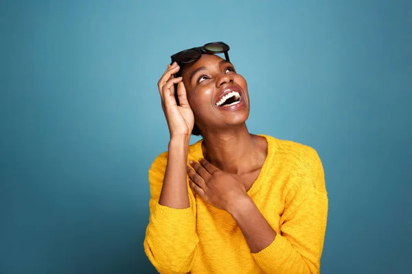 Retrato Una Hermosa Joven Negra Gafas Sol Riéndose Por Pared — Foto de Stock