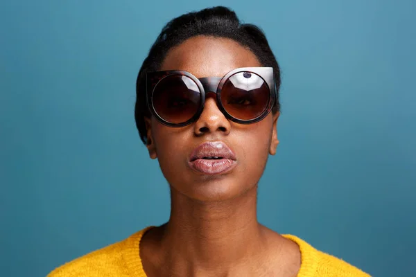 Крупный Передний Портрет Стильной Молодой Черной Женщины Солнечных Очках Голубой — стоковое фото
