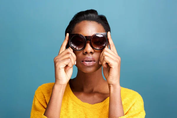 Крупный План Портрета Модной Молодой Черной Женщины Солнечных Очках Голубой — стоковое фото