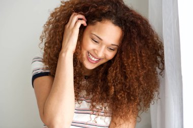 Saç el ile gülümseyen genç kadın portresi kapatın