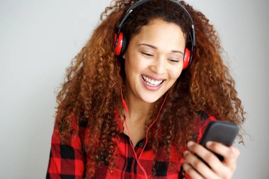 Akıllı telefon ve kulaklık ile müzik dinlemek genç kadın portresi