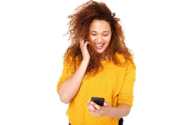 Akıllı telefon izole beyaz arka plan ile gülen genç kadın portresi