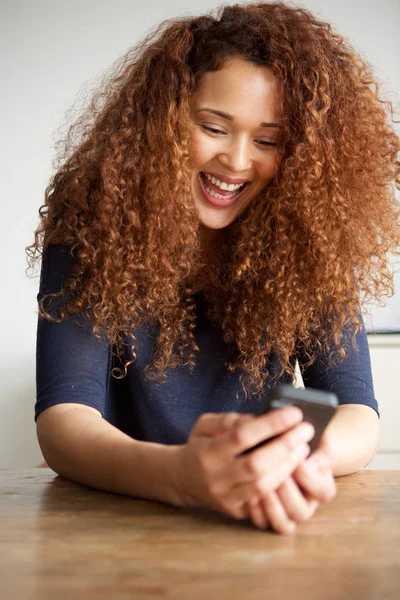 Portret Van Gelukkige Jonge Vrouw Kijken Naar Mobiele Telefoon — Stockfoto