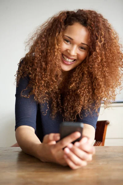 Porträtt Glad Ung Kvinna Som Håller Mobiltelefon — Stockfoto