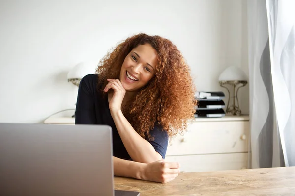 Retrato Mujer Joven Feliz Con Ordenador Portátil Casa —  Fotos de Stock