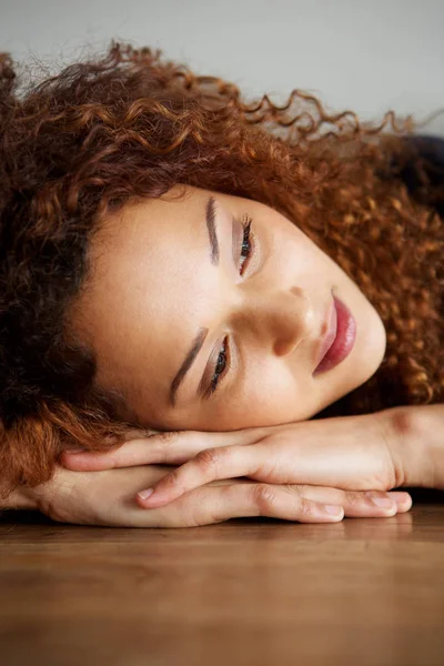 Close Van Portret Van Jonge Vrouw Rust Tafel — Stockfoto