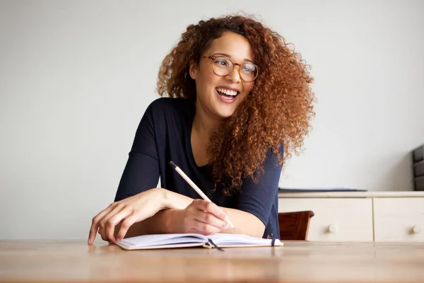 Portret Van Gelukkig Vrouwelijke Student Zit Bureau Boek Schrijven — Stockfoto