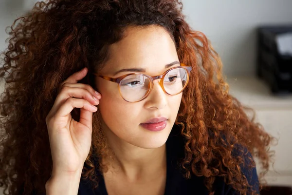 Närbild Porträtt Vacker Ung Kvinna Med Glasögon Tittar Bort — Stockfoto