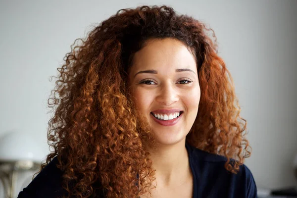 Close Retrato Frontal Atraente Jovem Com Cabelo Encaracolado Sorrindo — Fotografia de Stock