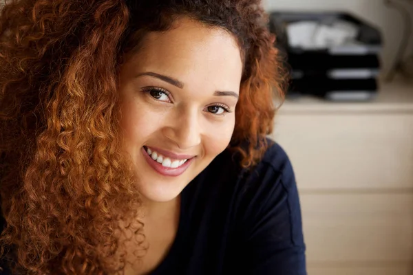 Kıvırcık Saçlı Gülümseyen Çekici Genç Karışık Irk Kadın Portresi Kapatın — Stok fotoğraf