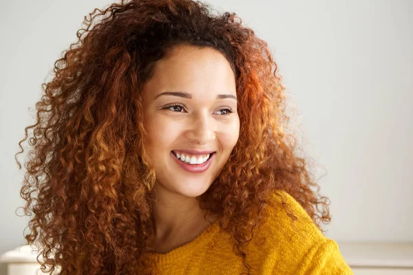 Close Retrato Feliz Jovem Mestiço Mulher Sorrindo Por Parede Branca — Fotografia de Stock