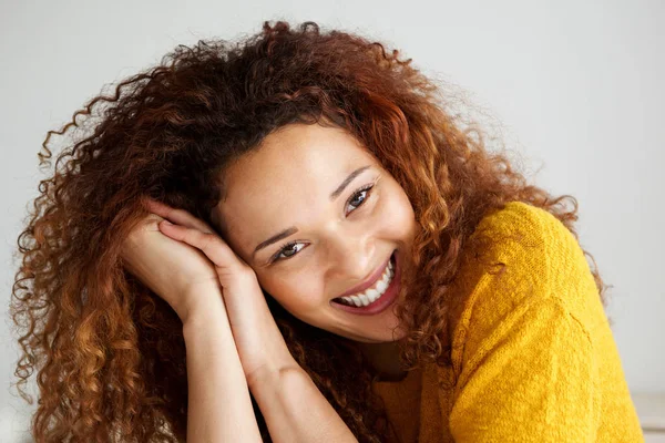 Close Portrait Girl Curly Hair Smiling White Wall — Stock Photo, Image