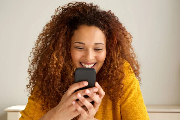 Close Retrato Jovem Mulher Legal Sorrindo Olhando Para Celular — Fotografia de Stock