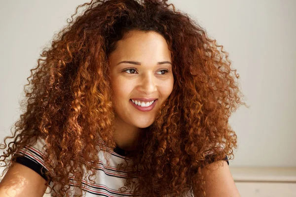 Primer Plano Retrato Una Hermosa Joven Con Pelo Rizado Sonriendo — Foto de Stock