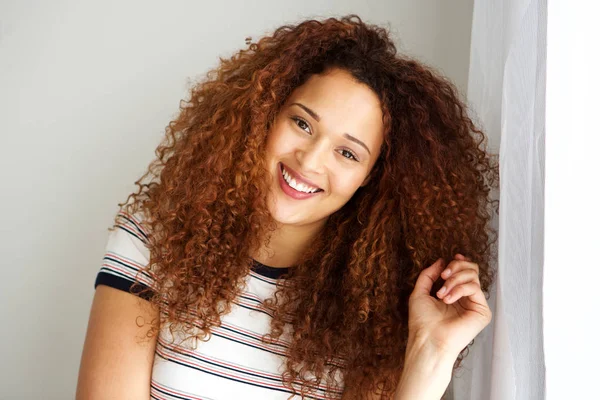 Close Retrato Atraente Mulher Raça Mista Com Cabelo Encaracolado Sorrindo — Fotografia de Stock